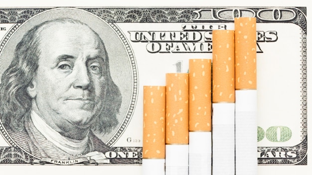 Foto gratuita cigarrillos en billetes
