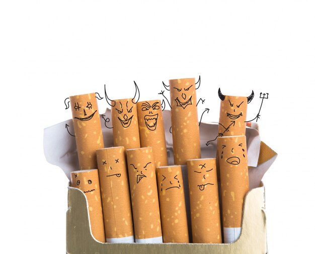Cigarros con caras diabólicas dibujadas