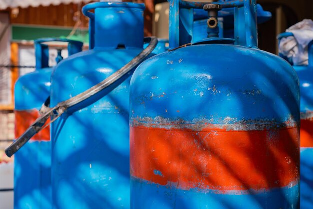 Cilindros de gas azul con propanobutano para cafés y restaurantes detalles de enfoque selectivo de las estrechas calles de la ciudad vieja Viajes por el mar Egeo