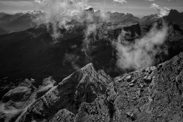 La cima de una montaña con humo natural.