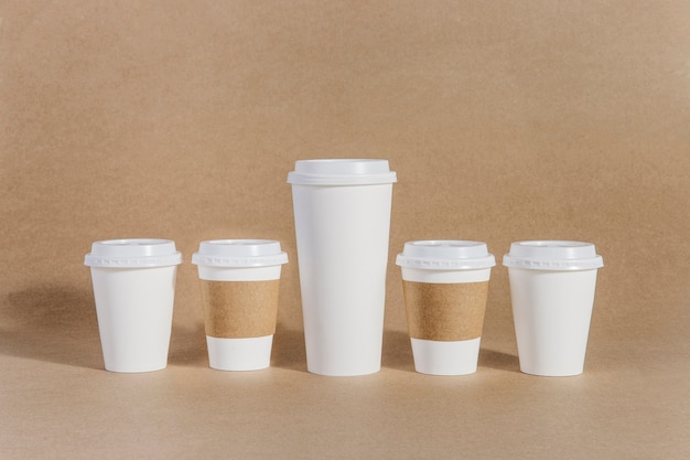 Foto gratuita cinco diferentes vasos de café