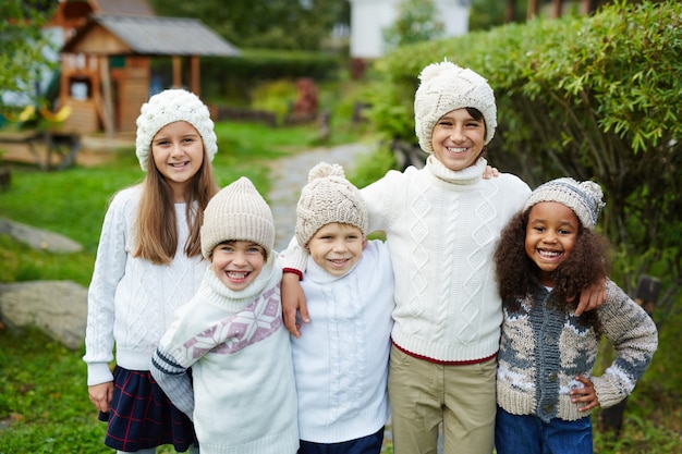 Cinco niños en familia grande