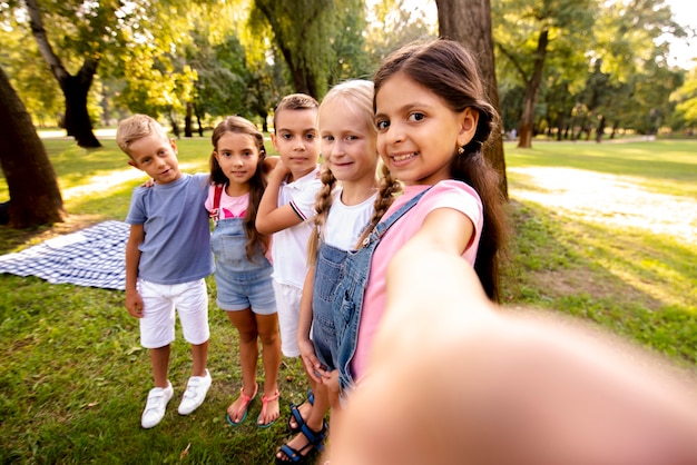 Cinco niños tomando una selfie en el parque