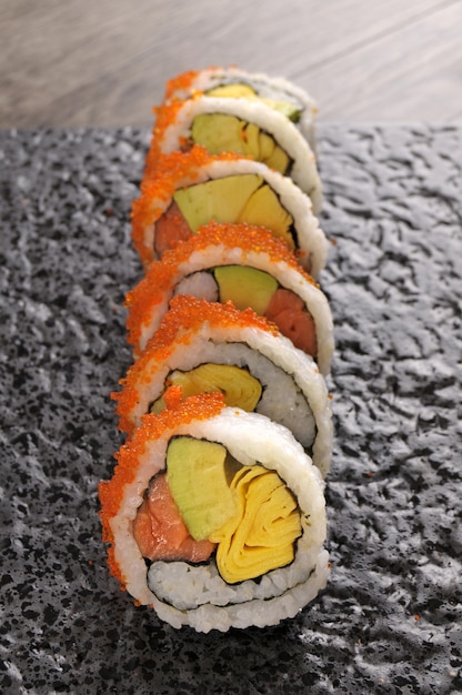 Cinco rollos de sushi deliciosos