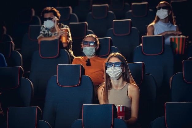 Foto gratuita cine sala de cine durante la cuarentena la seguridad de la pandemia de coronavirus gobierna la distancia social durante