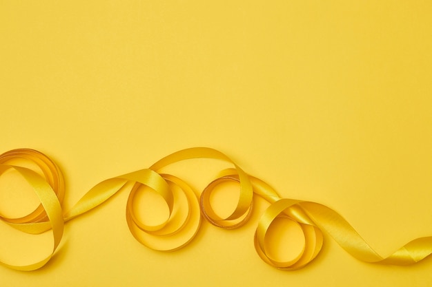 Foto gratuita cinta amarilla sobre un fondo amarillento
