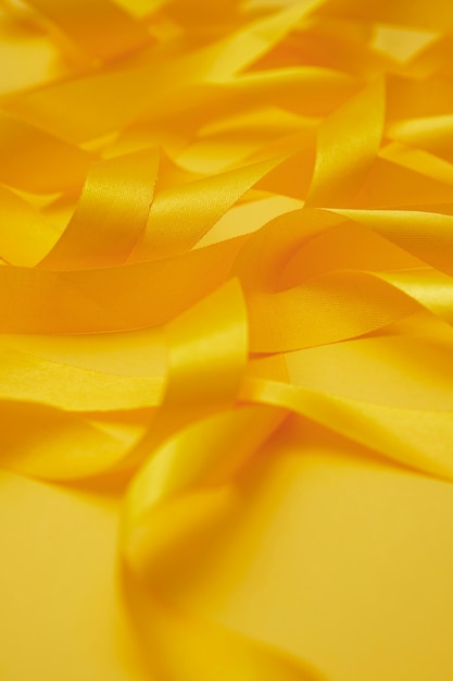 Foto gratuita cinta amarilla sobre un fondo amarillento