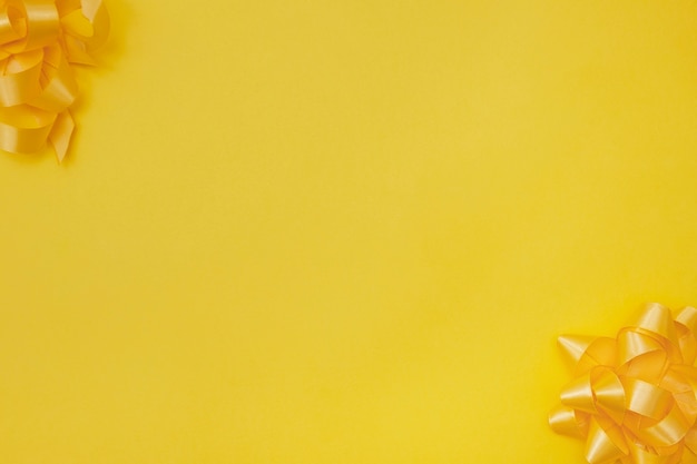 Foto gratuita cinta amarilla sobre un fondo amarillento