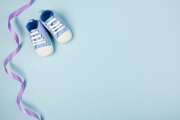 Cinta azul y zapatos copia espacio