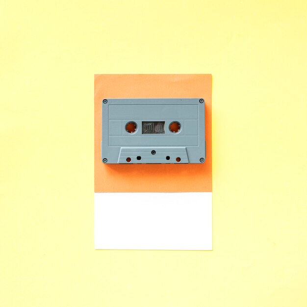 Una cinta de cassette de estilo retro.