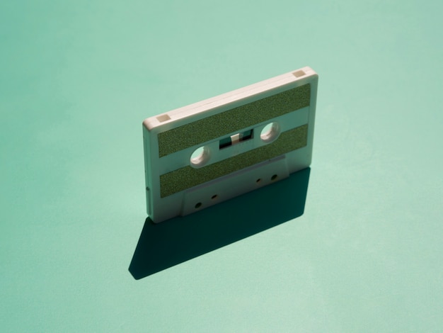 Cinta de cassette minimalista bajo foco con su sombra