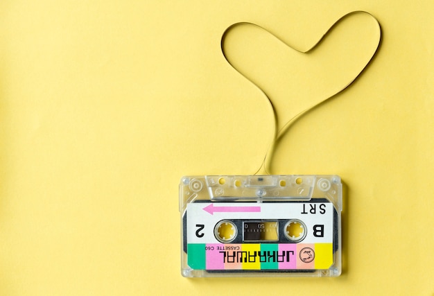Cinta de cassette con un símbolo de corazón aislado sobre fondo amarillo