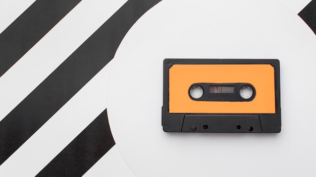 Cinta de cassette vintage sobre fondo moderno