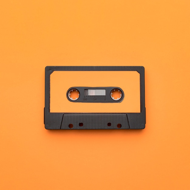 Foto gratuita cinta de cassette vintage sobre fondo naranja