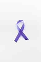 Foto gratuita cinta de linfoma violeta sobre fondo blanco