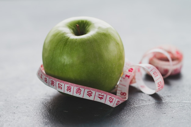 Cinta métrica alrededor de una manzana