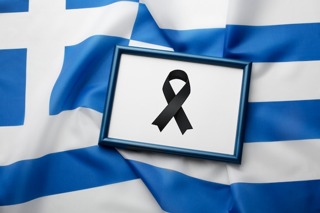 Foto gratuita cinta negra de luto con bandera de grecia