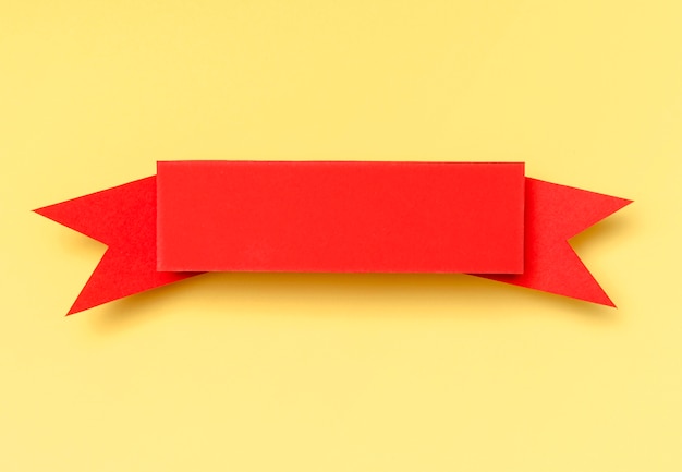 Cinta roja sobre fondo amarillo