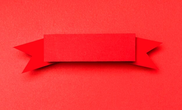 Cinta roja sobre fondo rojo