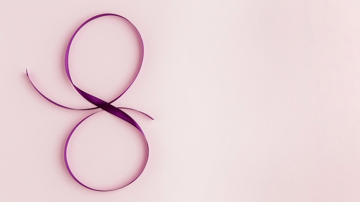 Foto gratuito cinta violeta para el espacio de copia del 8 de marzo.