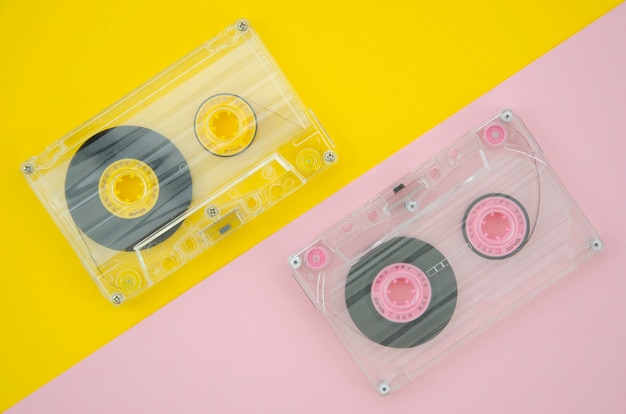 Cintas de cassette transparentes con fondo pálido y vivo.