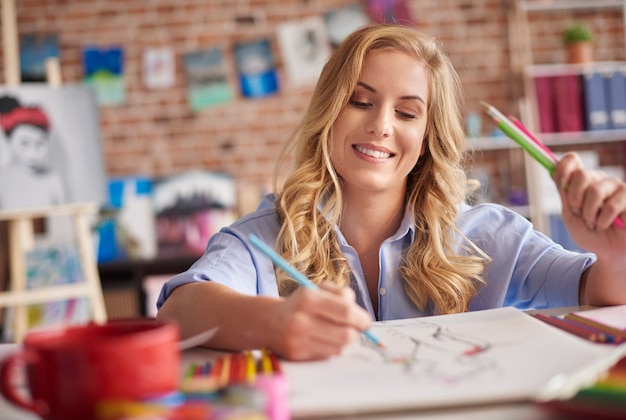 Cintura para arriba, de, dibujo, mujer, con, lápices