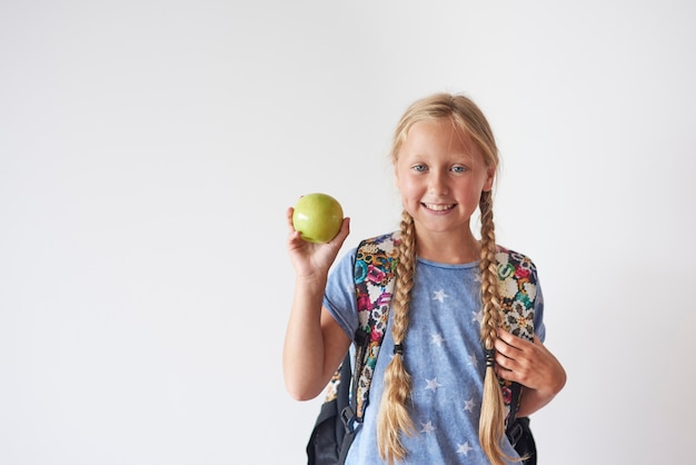 Cintura para arriba, de, estudiante, niña, tenencia, un, manzana