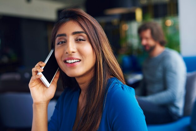 Cintura para arriba, de, mujer asiática, en el teléfono