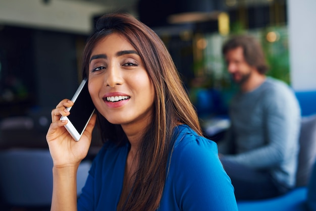 Cintura para arriba, de, mujer asiática, en el teléfono