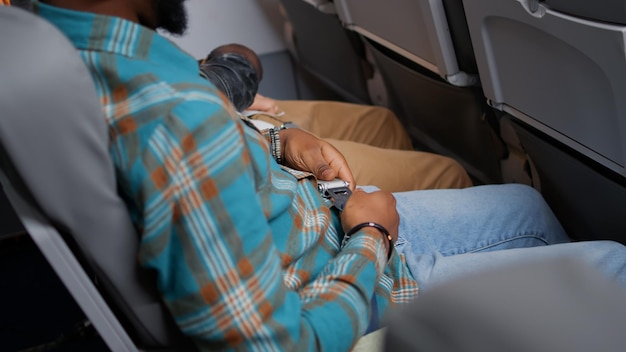 Foto gratuita cinturón de seguridad de seguridad para pasajeros masculinos con correa y candado
