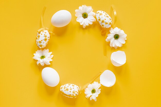 Círculo blanco de flores y huevos.