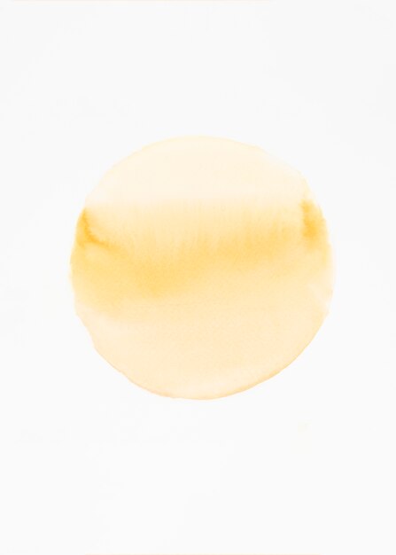 Círculo blot beige acuarela sobre fondo blanco