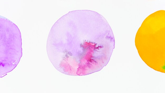 Círculo con forma de textura de acuarela púrpura sobre fondo blanco