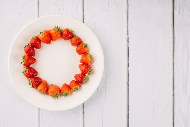 Círculo de fresa en un plato