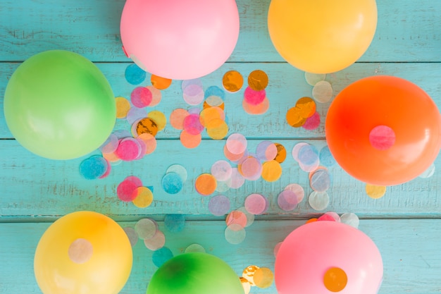 Círculo de globos con confeti