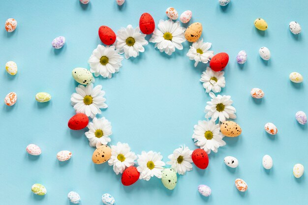 Círculo de huevos florales y pintados en la mesa