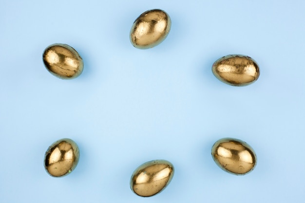 Foto gratuita círculo de huevos de oro