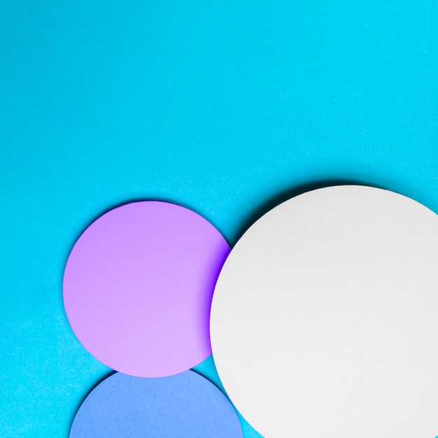 Círculos abstractos con sombras en el diseño de fondo azul