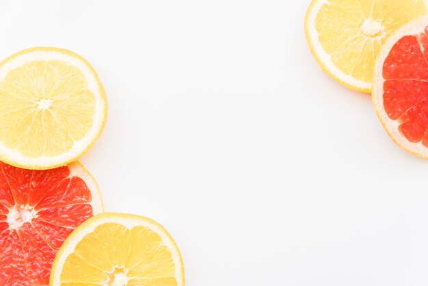 Círculos de naranja y pomelo jugosos.