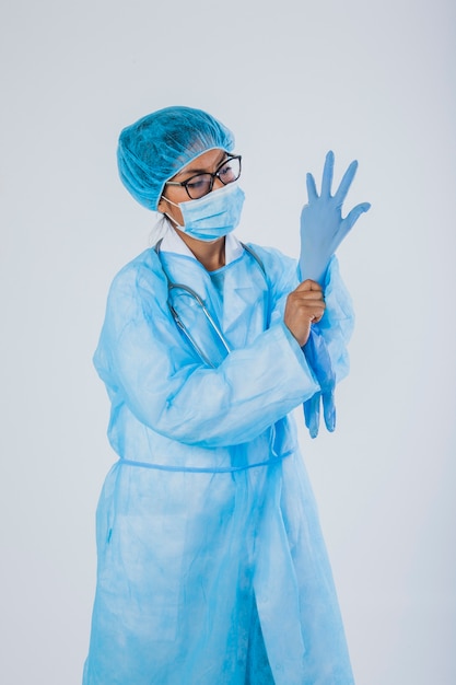Cirujano con guantes