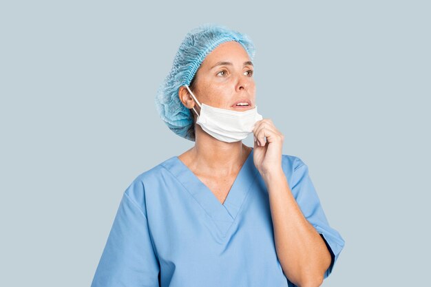 Cirujano mujer cansado en una bata azul