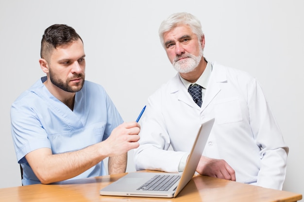 Cirujano de raza médica de los hombres de equipo de madera