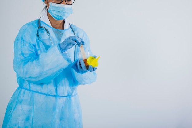 Foto gratuita cirujano en el trabajo con un recipiente