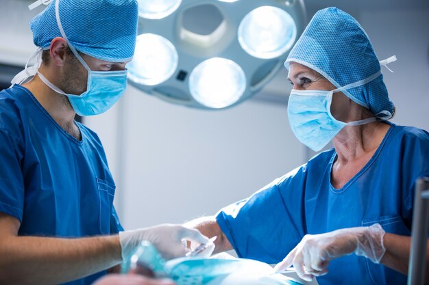 Los cirujanos que realizan la operación en la sala de operación