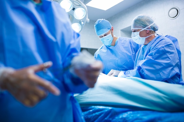 Los cirujanos que realizan la operación en la sala de operación
