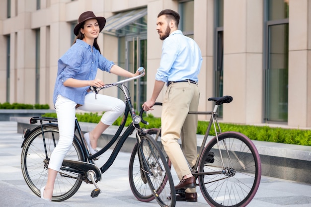 Cita romántica de una joven pareja en bicicleta