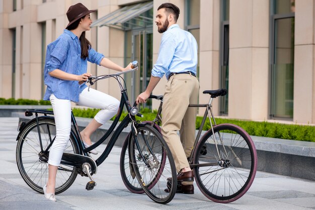 Cita romántica de una joven pareja en bicicleta