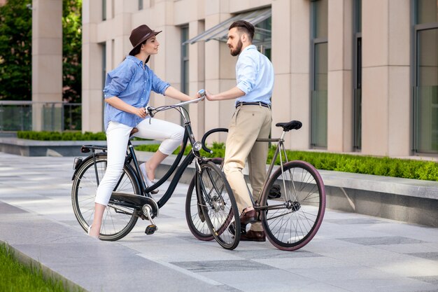 Cita romántica de una joven pareja en bicicleta