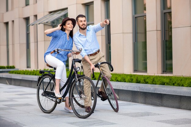 Cita romántica de una joven pareja en bicicleta