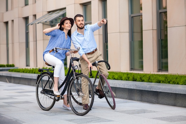 Cita romántica de una joven pareja en bicicleta